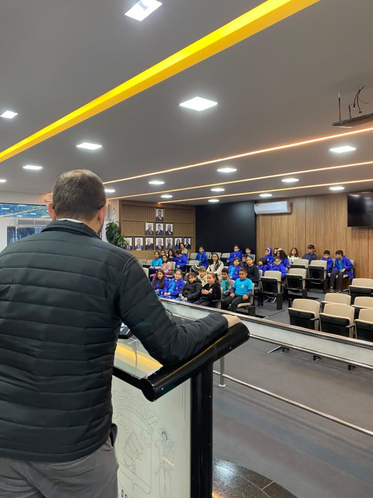 Caarapó: Flávio Augusto promove projeto de visitação ao Legislativo e recebe alunos da Escola Cândido Lemes Caarapó: Flávio Augusto promove projeto de visitação ao Legislativo e recebe alunos da Escola Cândido Lemes