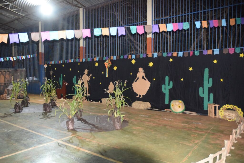 Festa julina da Educação Infantil Municipal reúne pais e familiares dos alunos em noite de belas apresentações em Iguatemi