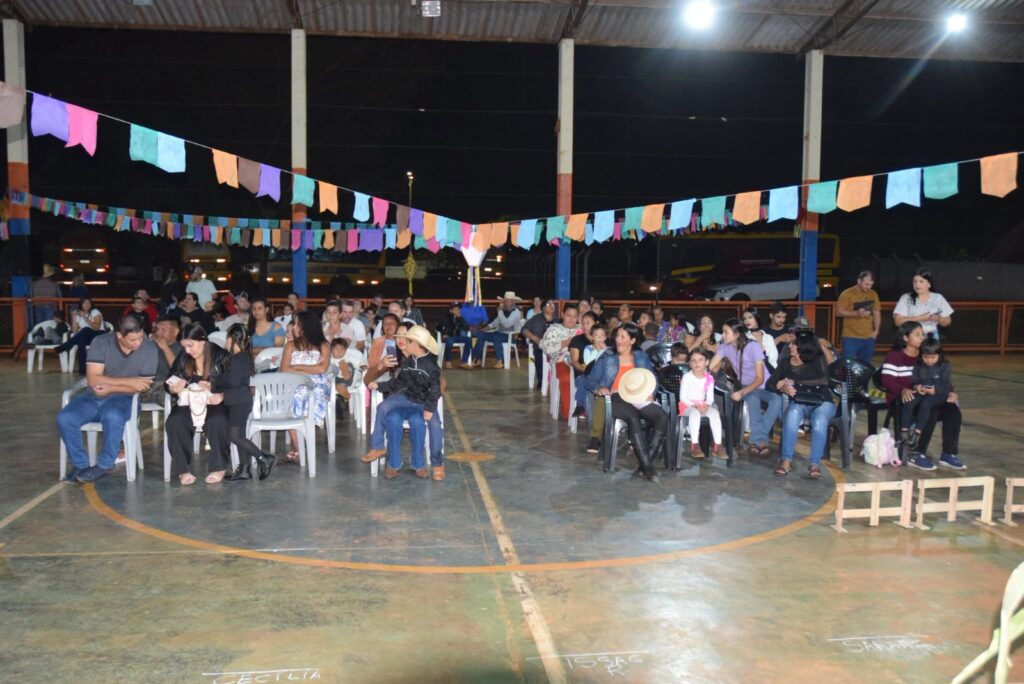 Festa julina da Educação Infantil Municipal reúne pais e familiares dos alunos em noite de belas apresentações em Iguatemi
