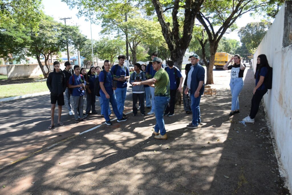 Iguatemi: Secretaria de Meio Ambiente promove plantio de árvores em frente à Escola Oito de Maio Iguatemi: Secretaria de Meio Ambiente promove plantio de árvores em frente à Escola Oito de Maio