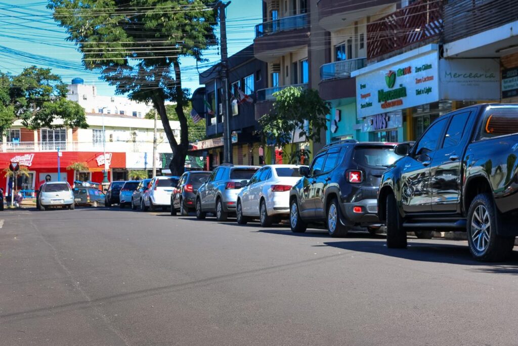 Zona azul gratuita busca criar vagas de estacionamento em Naviraí 