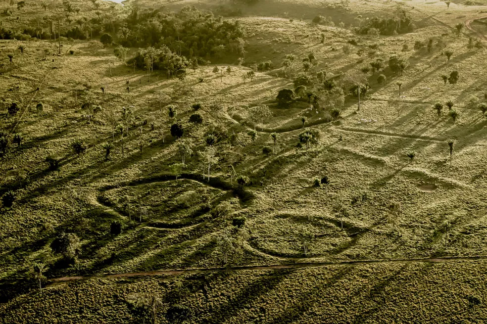 Novos geoglifos são registrados por fotógrafo durante sobrevoo no Acre em área inédita