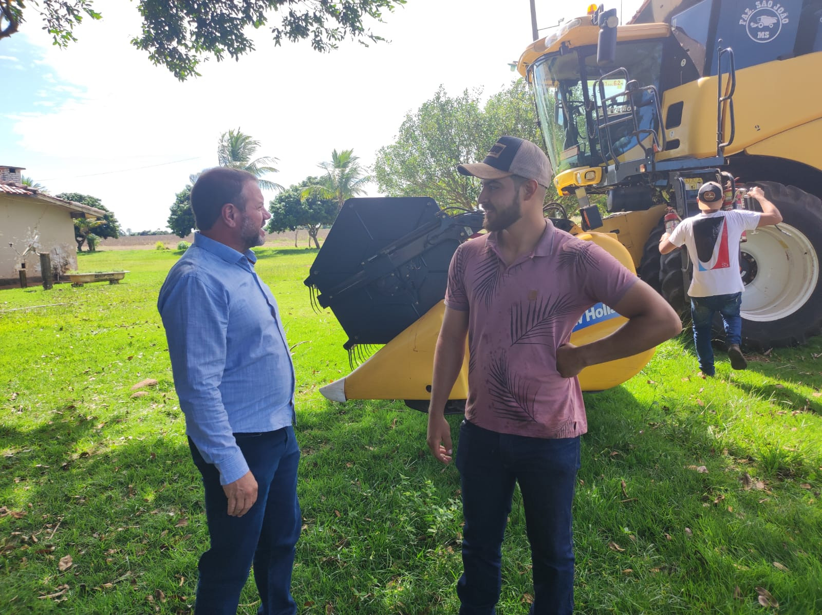 Prefeito de Paranhos visita fazenda do município para acompanhar colheita da soja