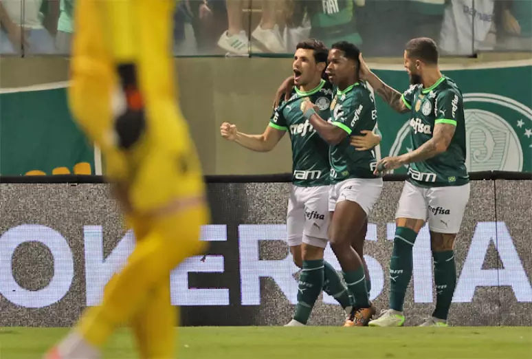 Palmeiras vence e alcança o Botafogo na liderança do Brasileirão