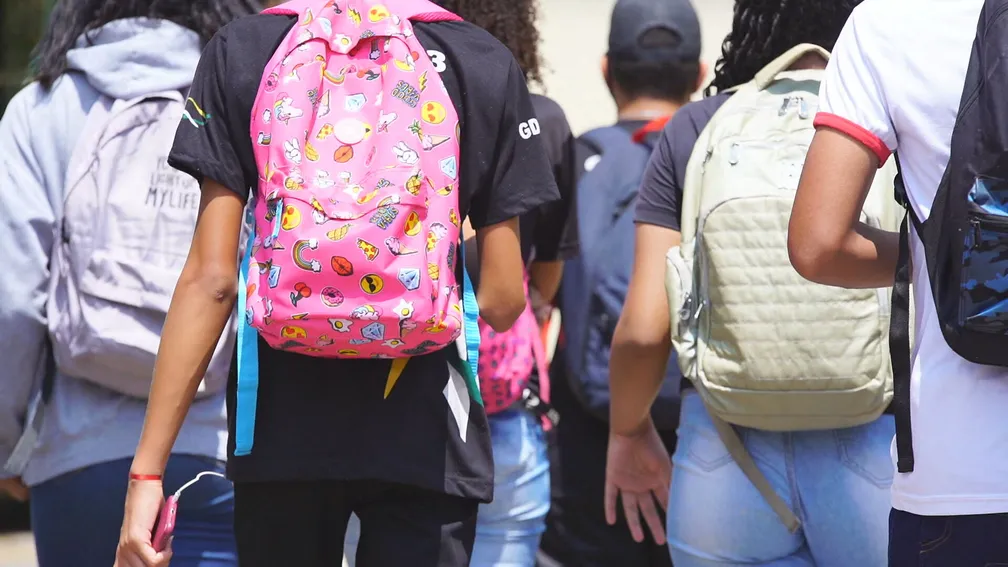 Volta às aulas: mochila adequada pode evitar dores, erros de postura e até problemas na coluna; saiba como escolher