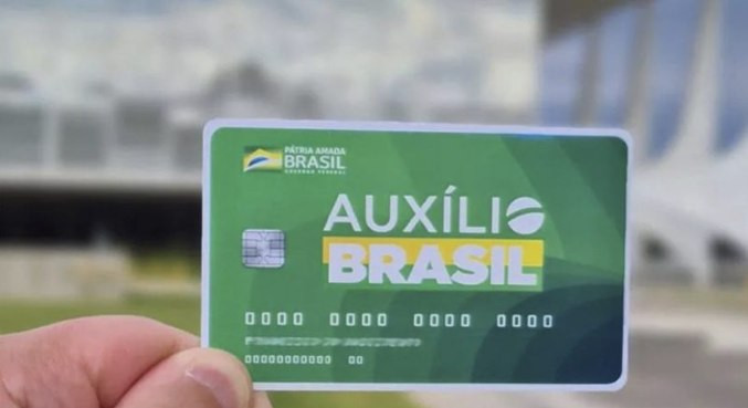Auxílio Brasil terá cartão com chip e função para compras no débito
