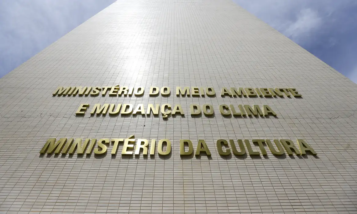 Fazenda reduz previsão oficial de crescimento do PIB para 3%