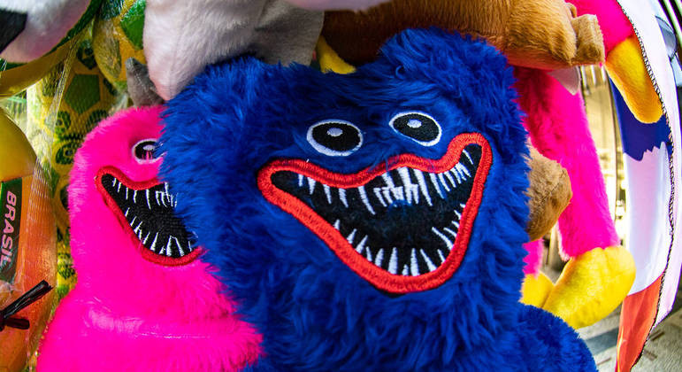 Bonecos do personagem de terror Huggy Wuggy viram febre e preocupam pais