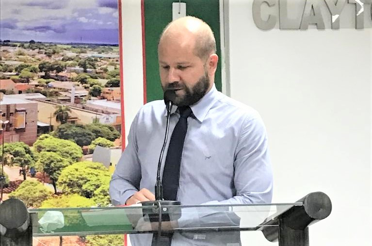 Vereador Gilberto reitera pedido de reforma do teto e pintura do Ginásio de Esportes em Caarapó