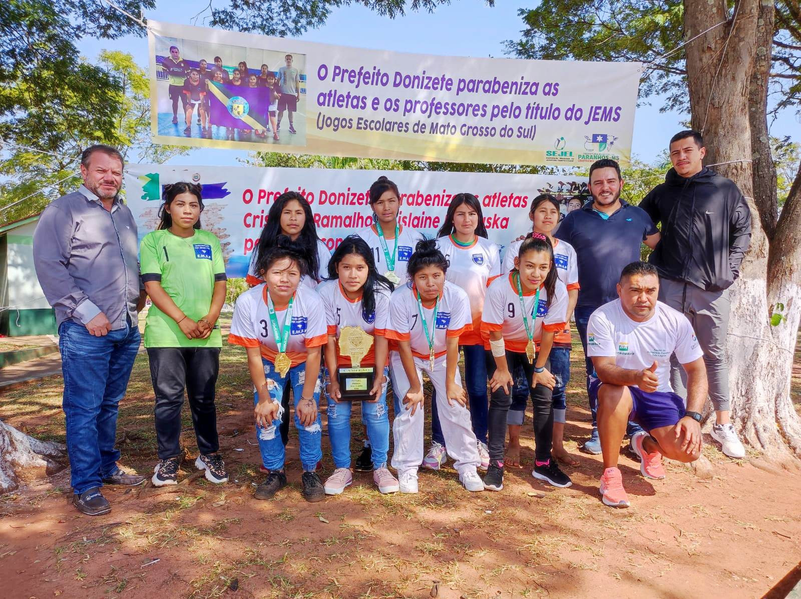 Prefeito Donizete, Denílson Rafaíne e Edinho recepcionam futsal feminino campeão dos JEMS em Paranhos