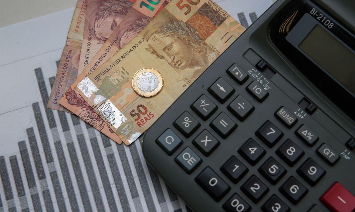 URV: a unidade de valor que não era moeda e obrigou brasileiros a fazer contas de cabeça para saber quanto pagar