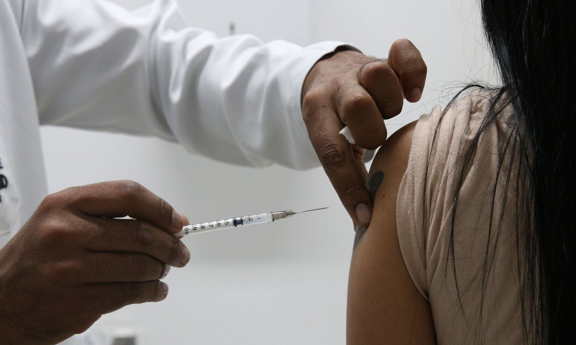 "Doses de reforço contra covid-19 salvam vidas", diz especialista