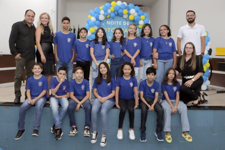 Alunos de Escola Municipal de Naviraí escrevem livros literários e ganham noite de autógrafos