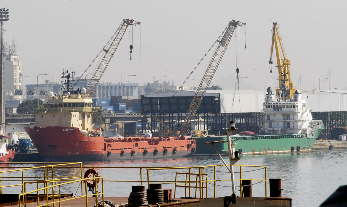 Balança comercial tem superávit recorde de US$ 8,776 bi em novembro
