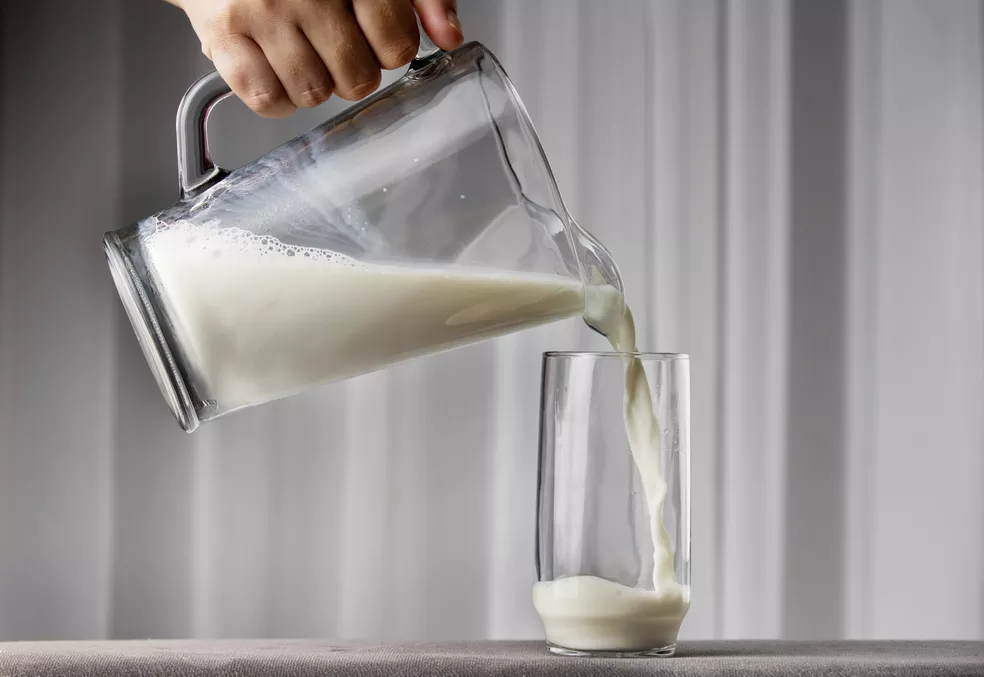 Leite, soro de leite e bebida láctea: entenda o que são e diferenças nutricionais