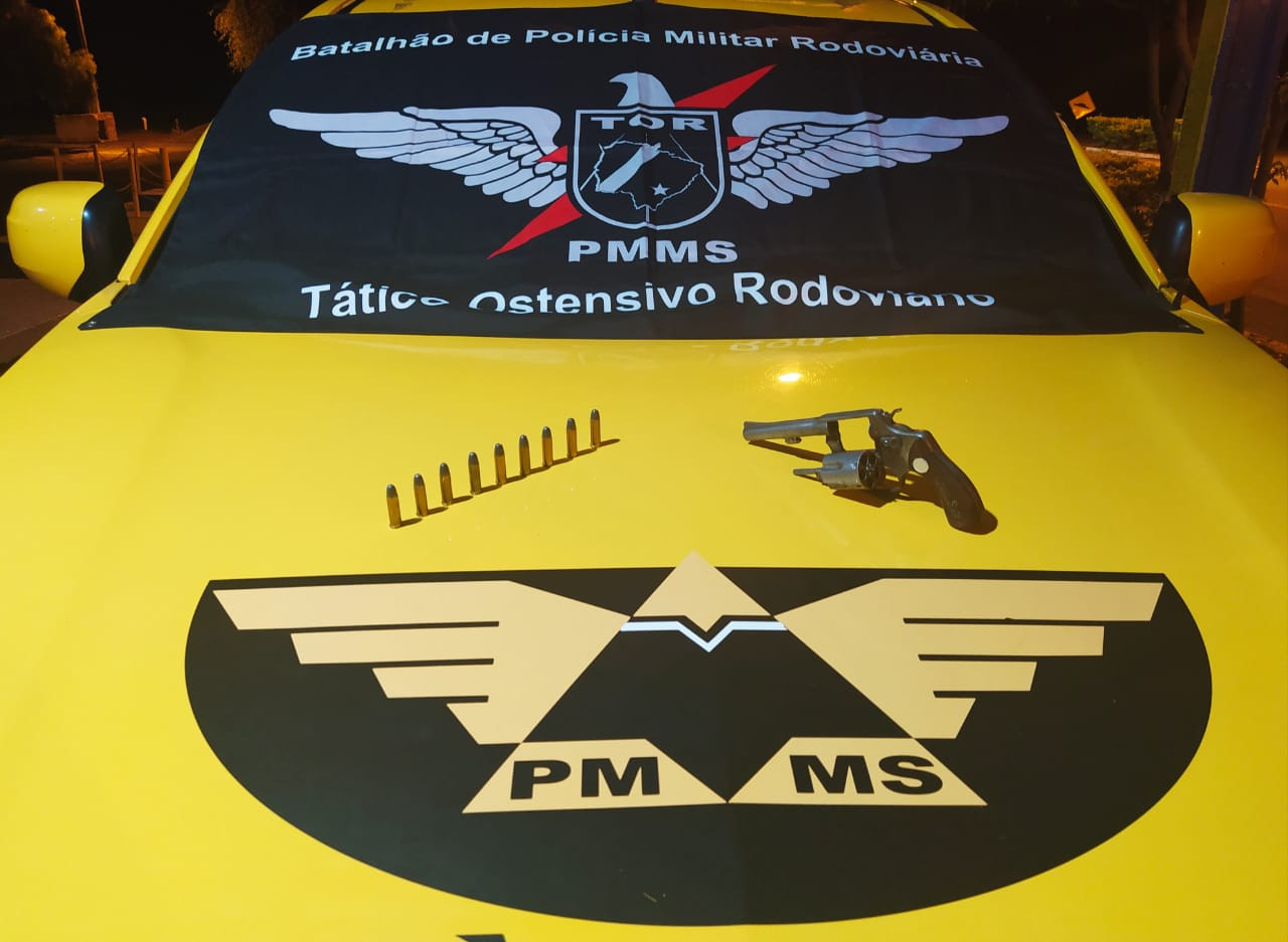 Polícia Militar Rodoviária aprende arma de fogo, na MS 156, em Amambai