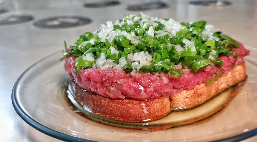 Onde comer “carne de onça” em Curitiba, prato típico da capital do Paraná