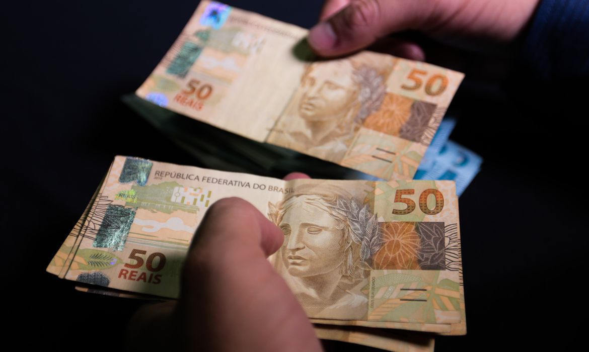 Cresce número de brasileiros que sacam dinheiro em bancos