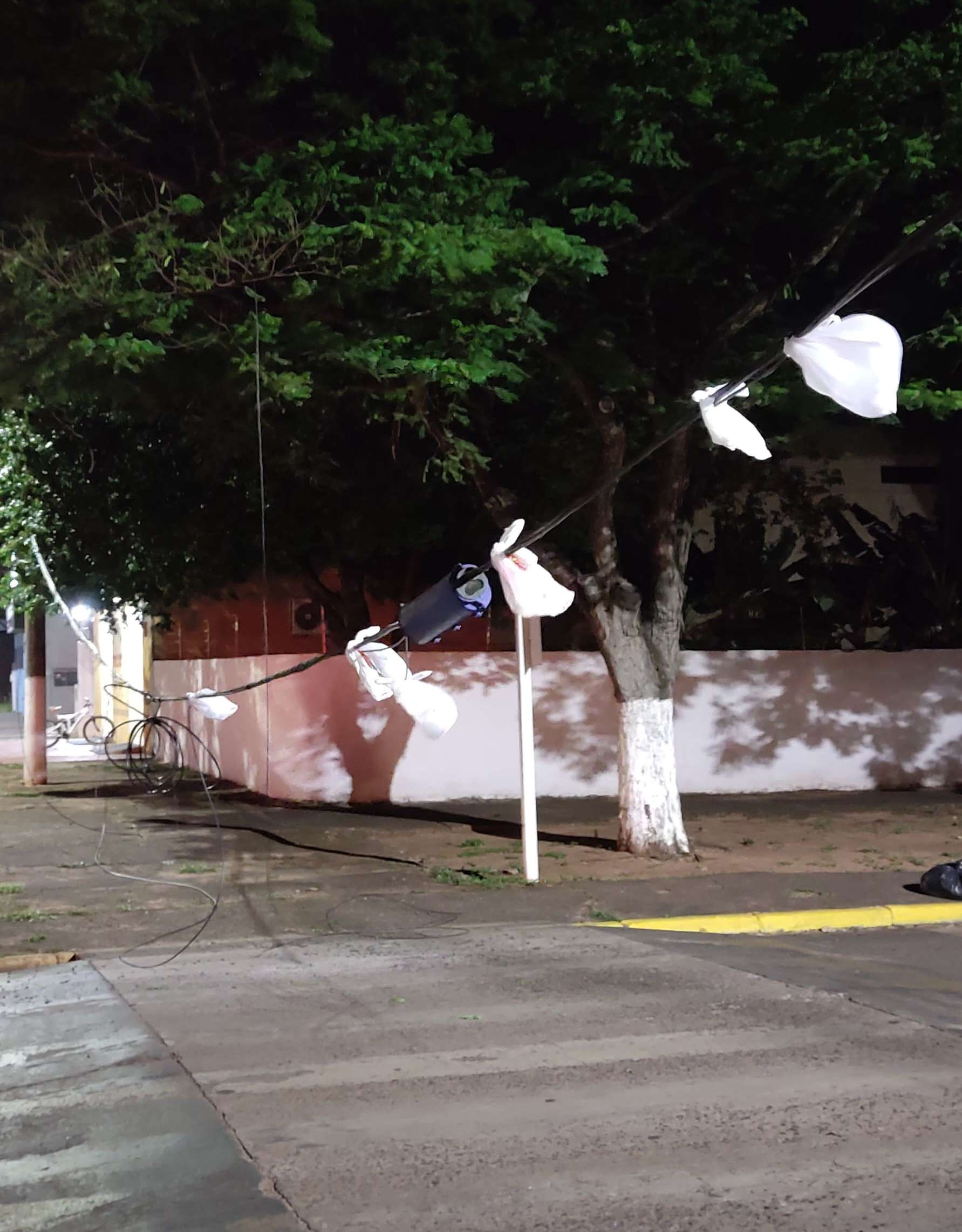 Caminhão enrosca em fiação da Oi e por segurança Detrat e PM interditam temporariamente trecho de rua em Amambai