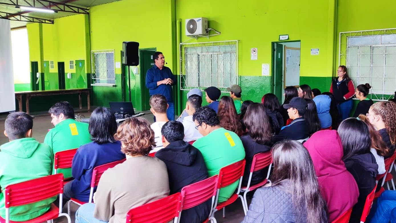 Dr. Odil Puques lança em escola de Amambai Projeto Criando Oportunidades