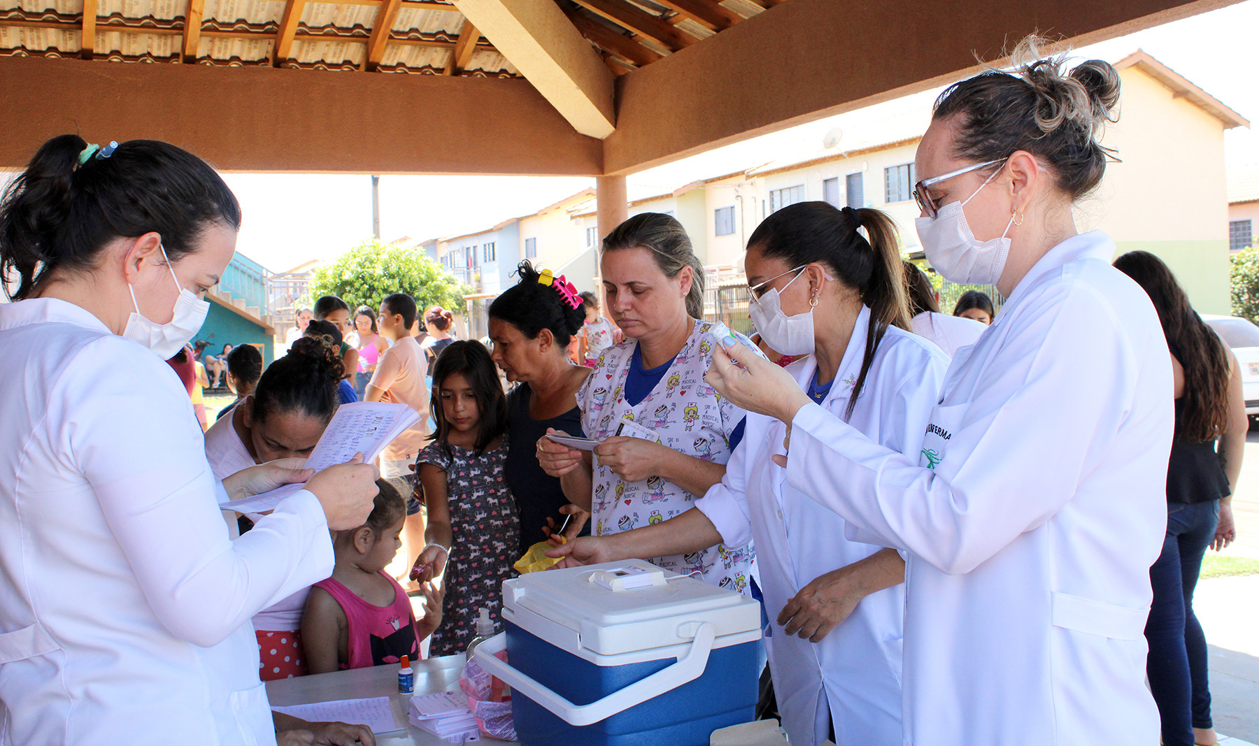 Saúde de Naviraí e Rotary realizam campanha de multivacinação no Residencial Nelson Trad
