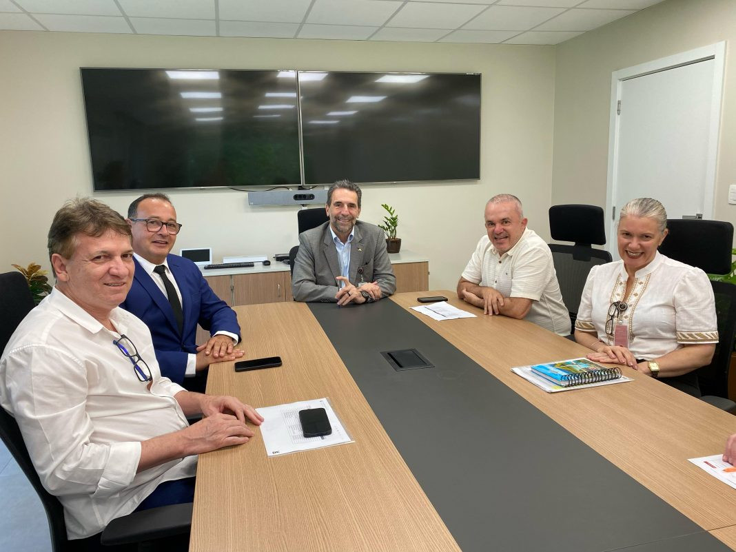 Direto de Foz do Iguaçu, Dr. Bandeira anuncia convênio de R$ 2 milhões com a Itaipu e solicita apoio na drenagem da região central de Amambai