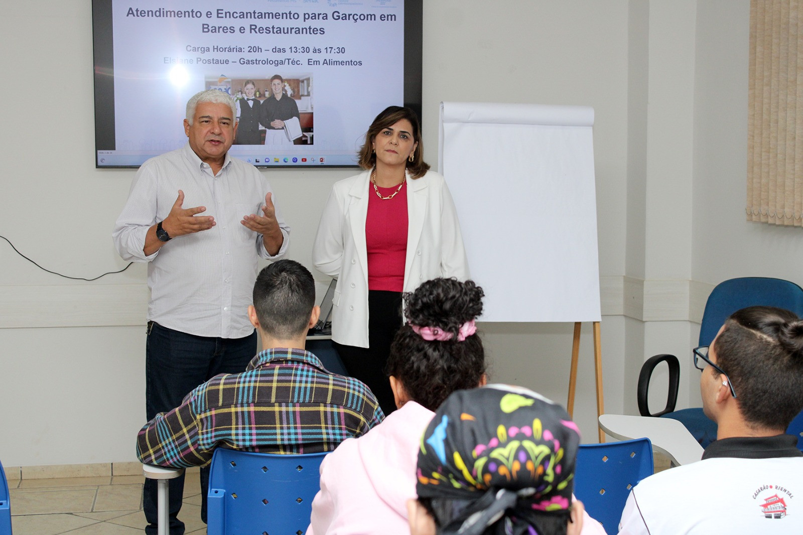 Curso gratuito de atendimento para garçons, bares e restaurantes capacita profissionais em Naviraí