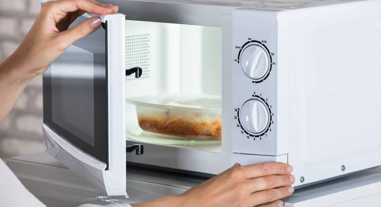 Por que não devemos aquecer comida do bebê em potes e mamadeiras de plásticos no micro-ondas