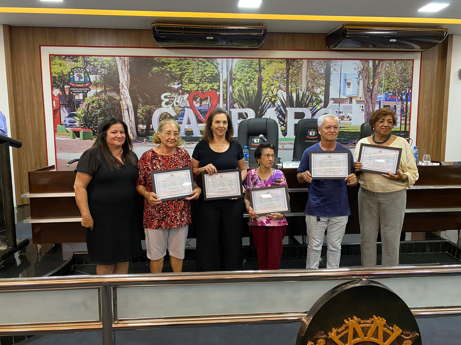 Marinalva entrega Moção de Congratulação a professores aposentados em Caarapó