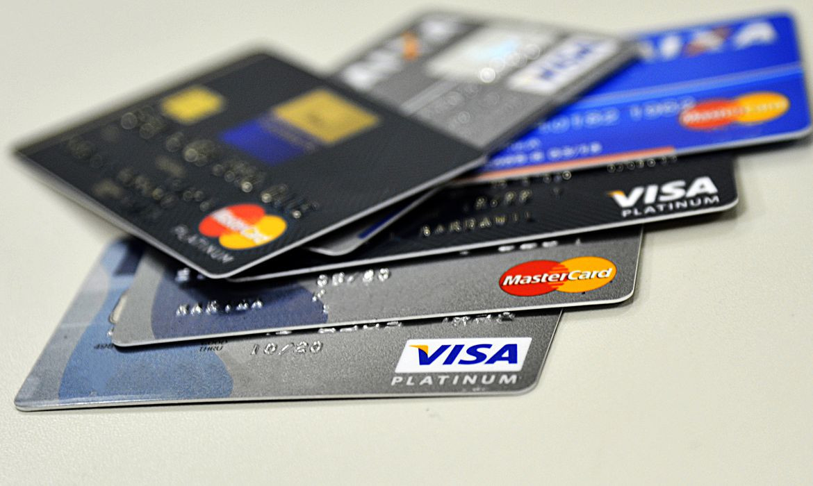 A cada dez brasileiros, oito estão endividados, mostra pesquisa