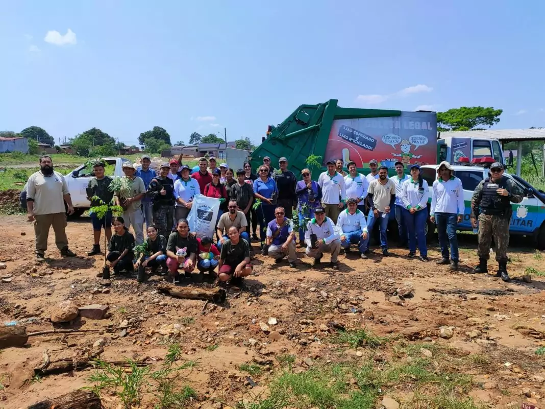 Alunos, servidores e militares realizam ação de preservação ambiental no Córrego Retiro em Amambai