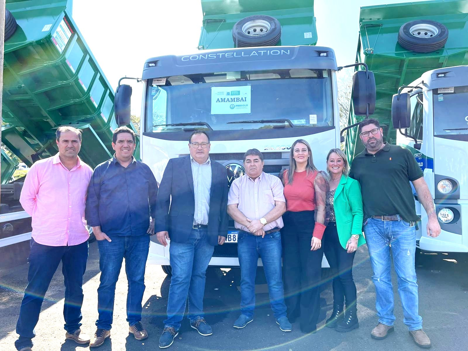 Dr. Bandeira recebe do Governo do Estado caminhão-caçamba para ampliar frota de manutenção rural em Amambai
