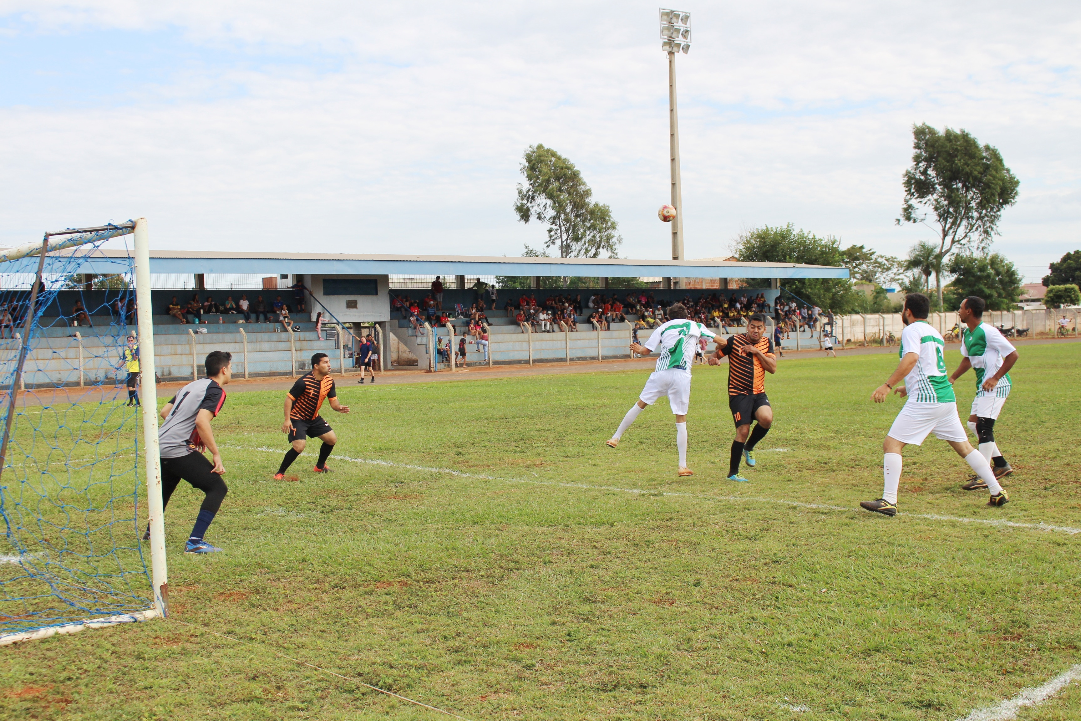 Com teste da iluminação Sedesc abre nesta terça a Copa Anderson Mansano de Futebol em Amambai