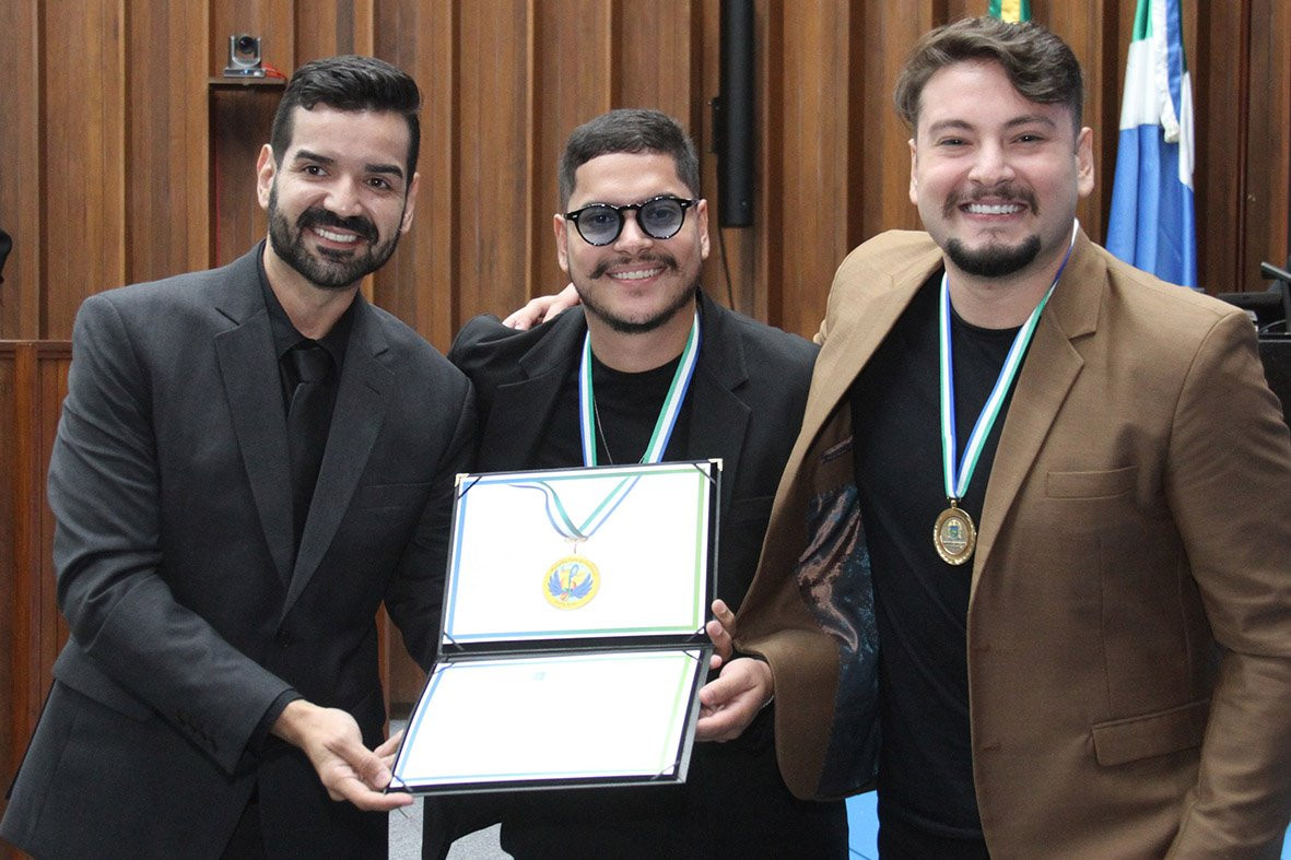 Em noite de música e alegria, cantor de Dourados e dupla jovem da capital são homenageados por Neno Razuk