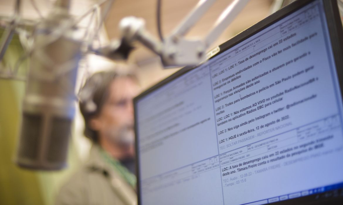 Cem anos do rádio no Brasil: as transformações do radiojornalismo