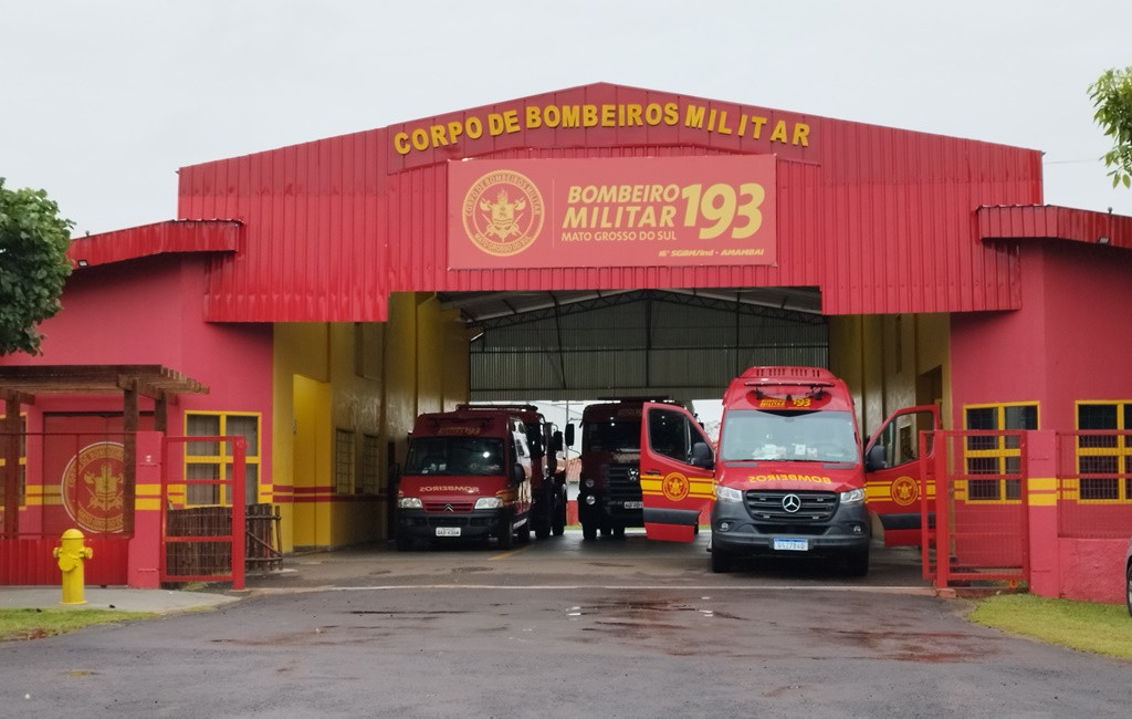 Placa de vidro se solta com vendaval e fere funcionária de empresa em Amambai