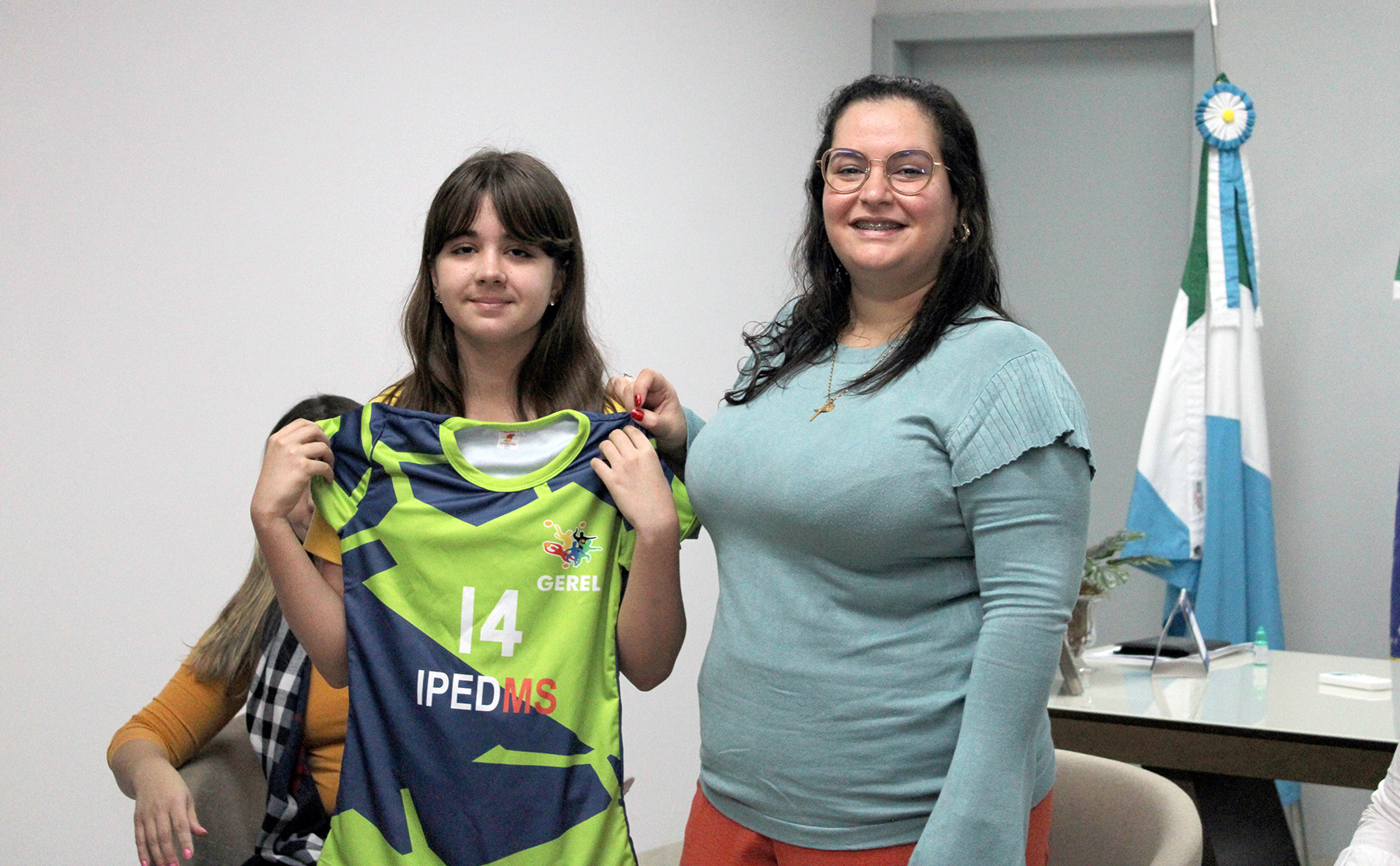 Parceria público-privada viabiliza novos uniformes ao Projeto Esportivo Escolinha Pública de Navirai