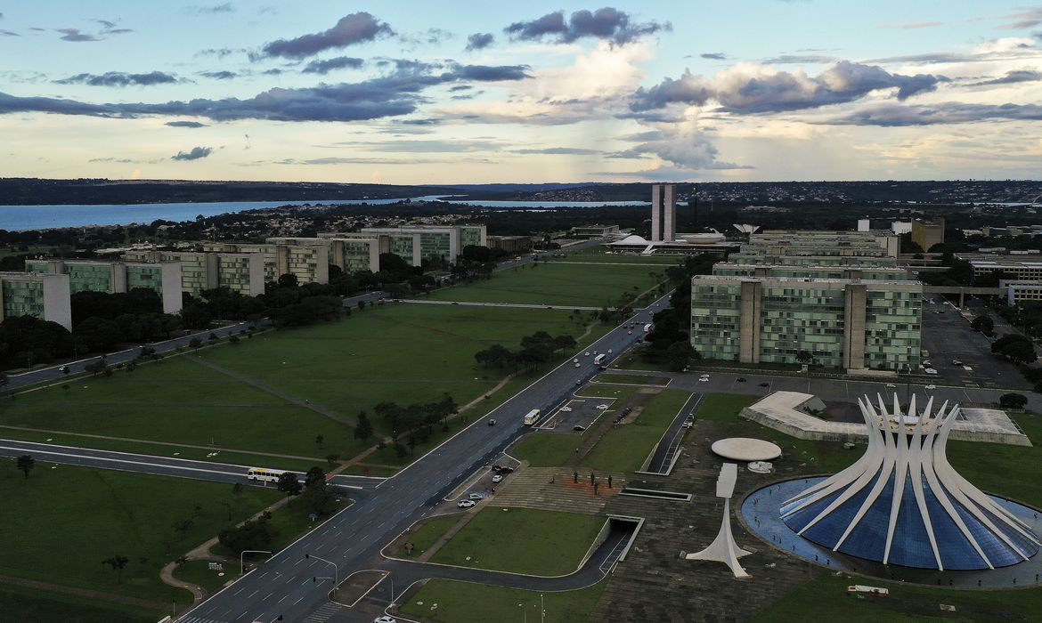 Posse da nova presidente da Caixa e PEC do estado de emergência; veja destaques da semana
