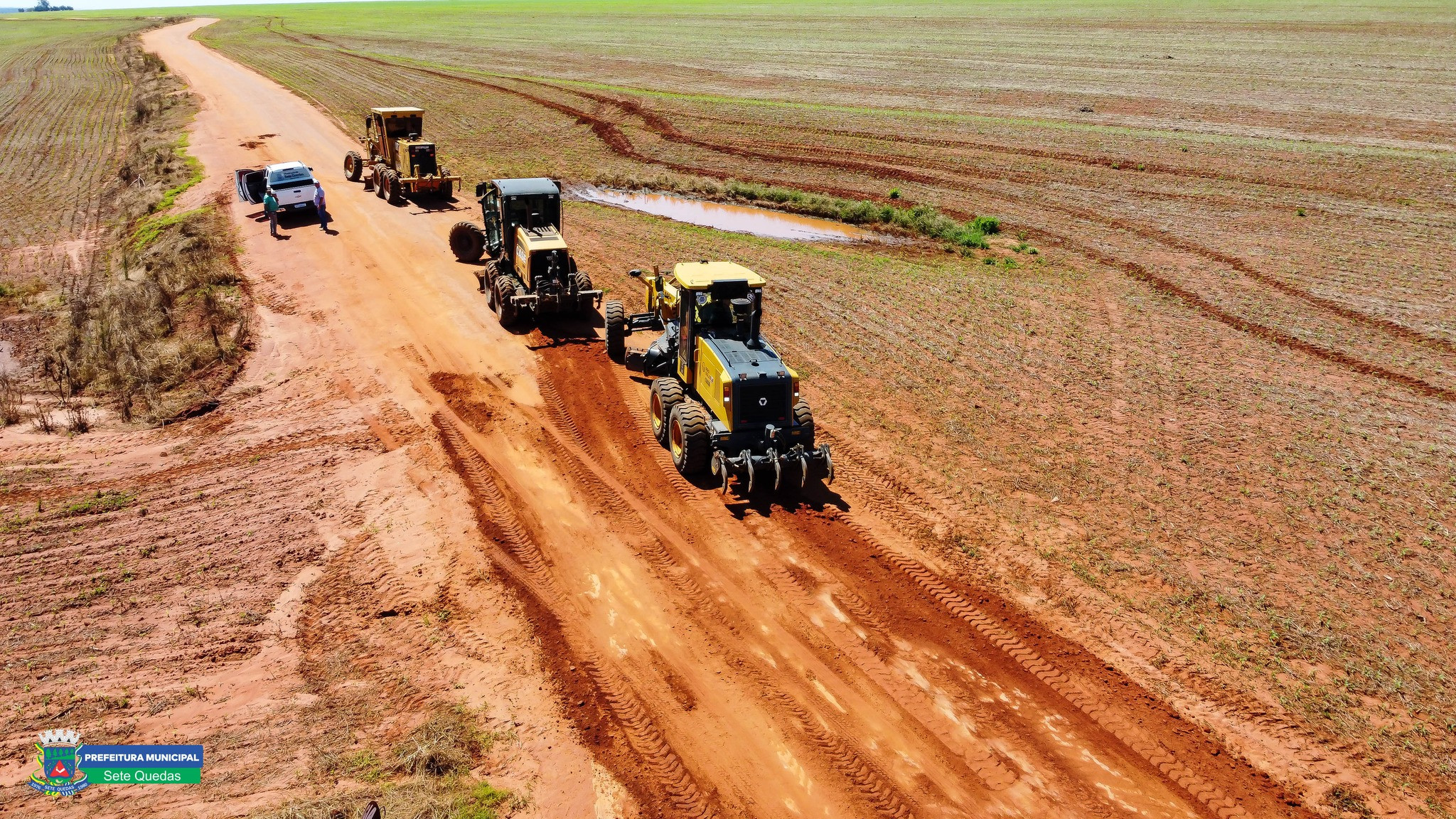 Prefeito e vice acompanham manutenção de estradas rurais em Sete Quedas
