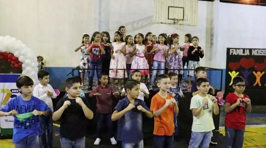 Alunos emocionam público durante apresentações da Festa da Família da Escola Municipal Julio Manvailer
