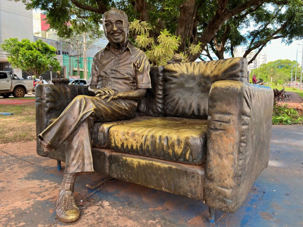Coronel David pede restauração da estátua de Manoel de Barros, vandalizada em 2021