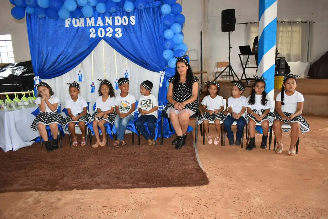 Prefeito Lídio Ledesma e secretária de Educação prestigiam formatura no Assentamento Rancho Loma