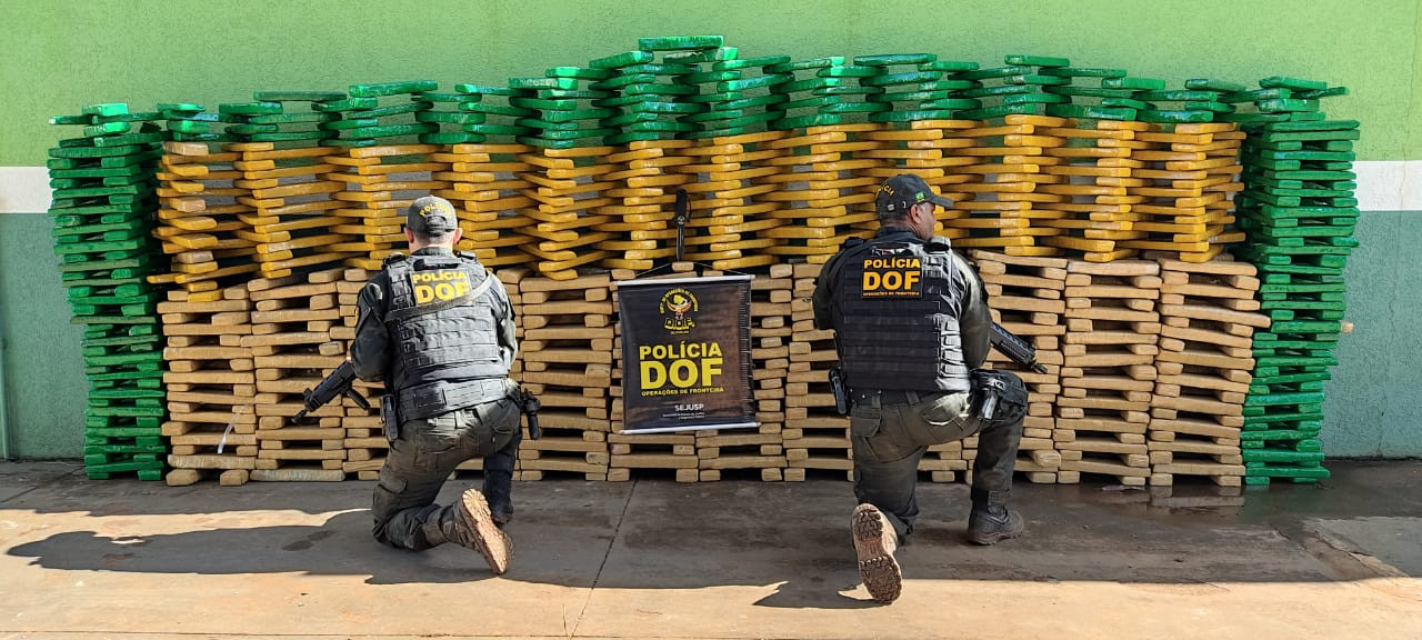 Carro roubado capota com mais 830 quilos de droga após furar bloqueio do DOF em Iguatemi