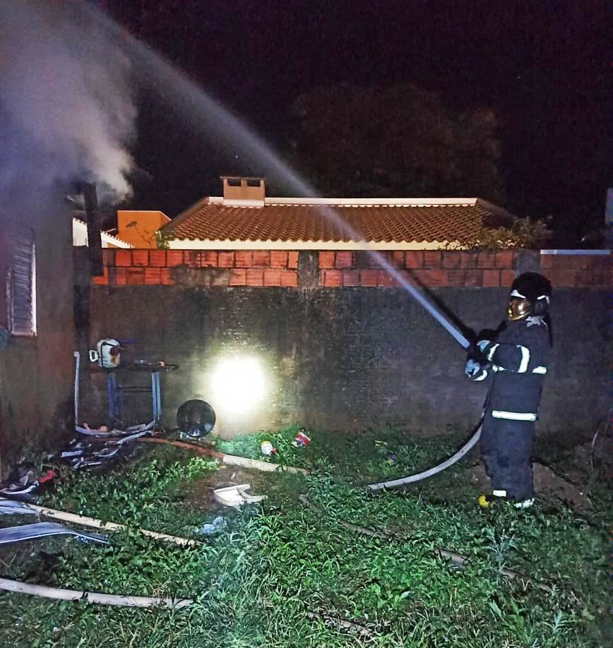 Em ação rápida Corpo de Bombeiros controla fogo em residência durante a madrugada em Amambai