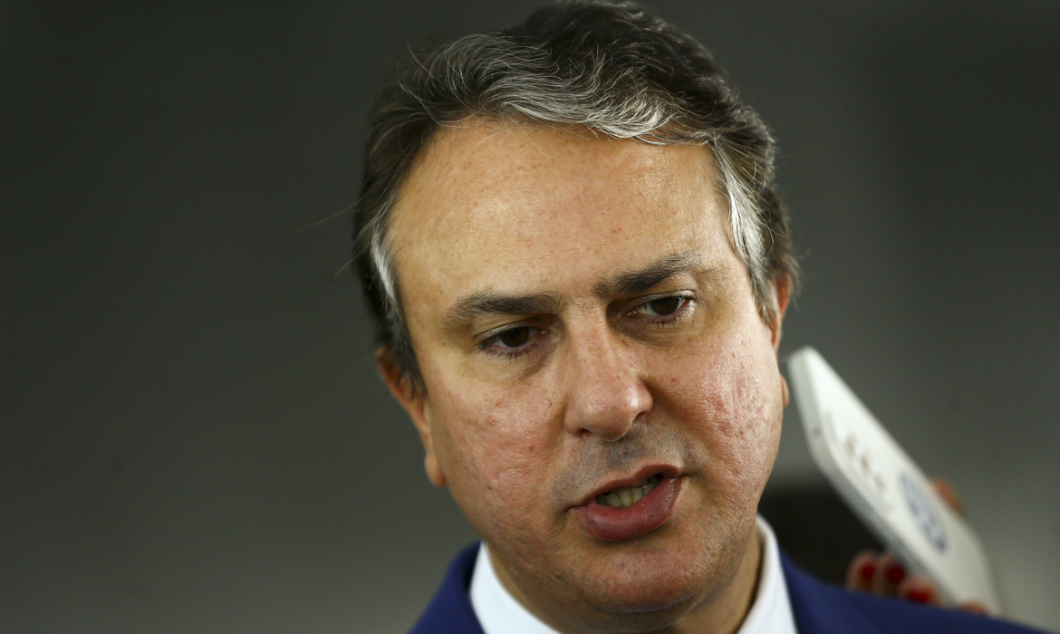 MEC descarta cancelamento do Enem após vazamento de provas