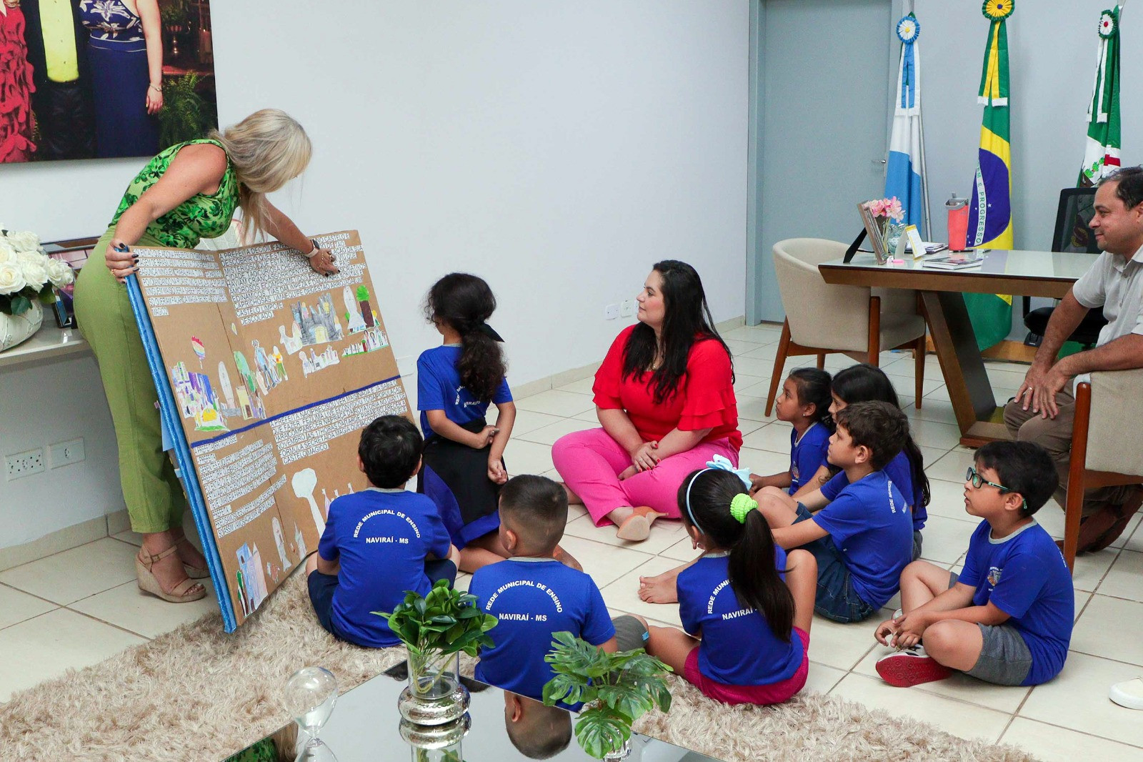 Prefeita de Naviraí Rhaiza Matos se encanta com visita de alunos da Extensão Luiz Carlos Mantoan