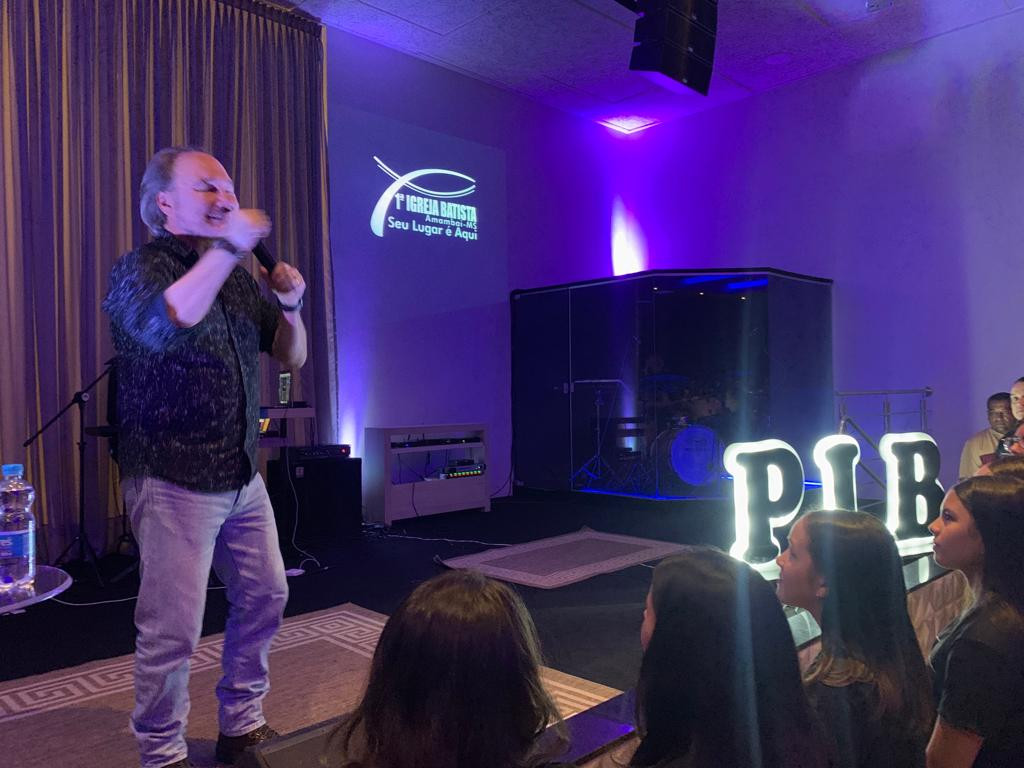 Cantor gospel David Quinlan e banda proporcionam louvor e adoração na PIB em Amambai