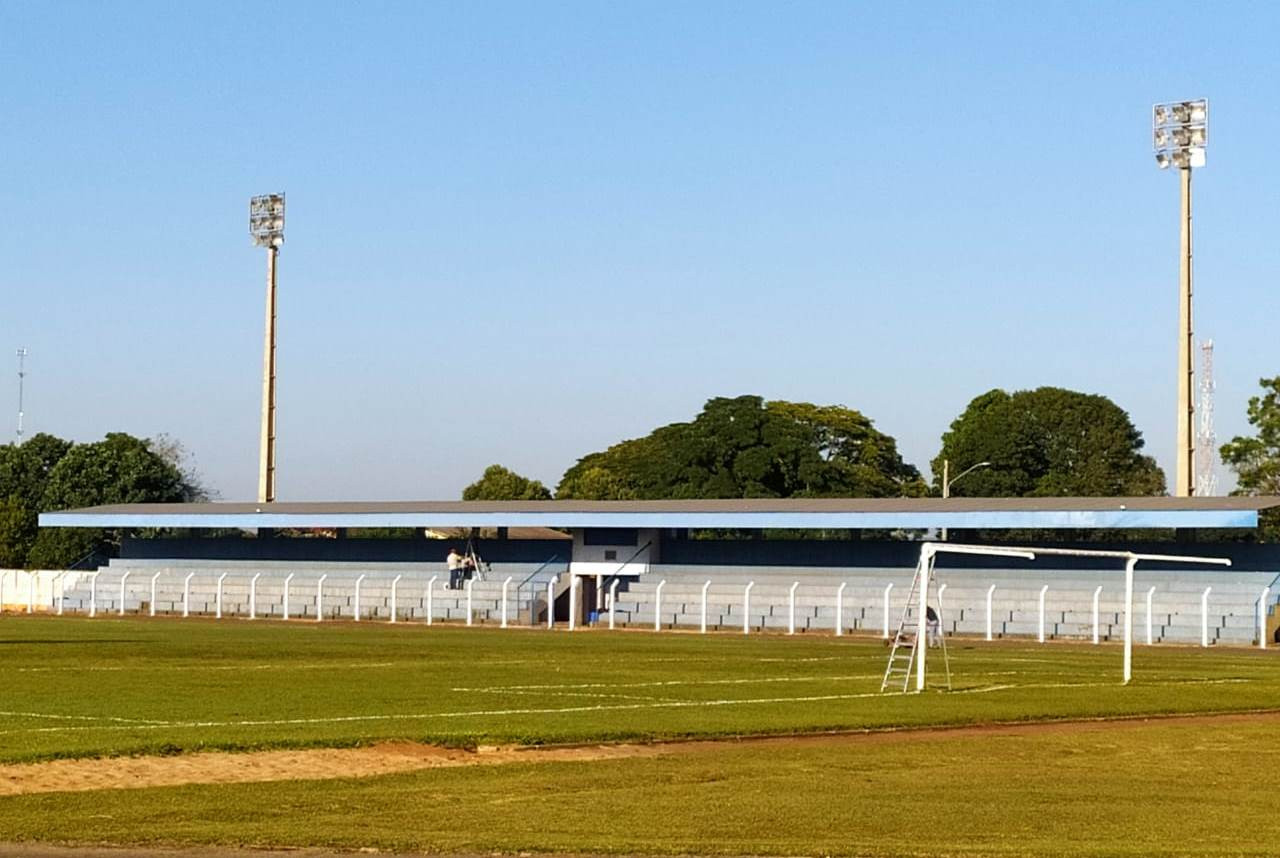 Com teste da iluminação Sedesc abre hoje a Copa Anderson Mansano de Futebol em Amambai