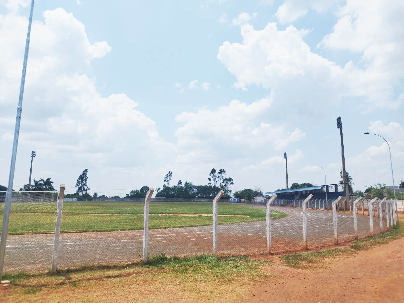 Para beneficiar frequentadores do local vereadora Lígia pede bebedouro no Estádio Municipal em Amambai