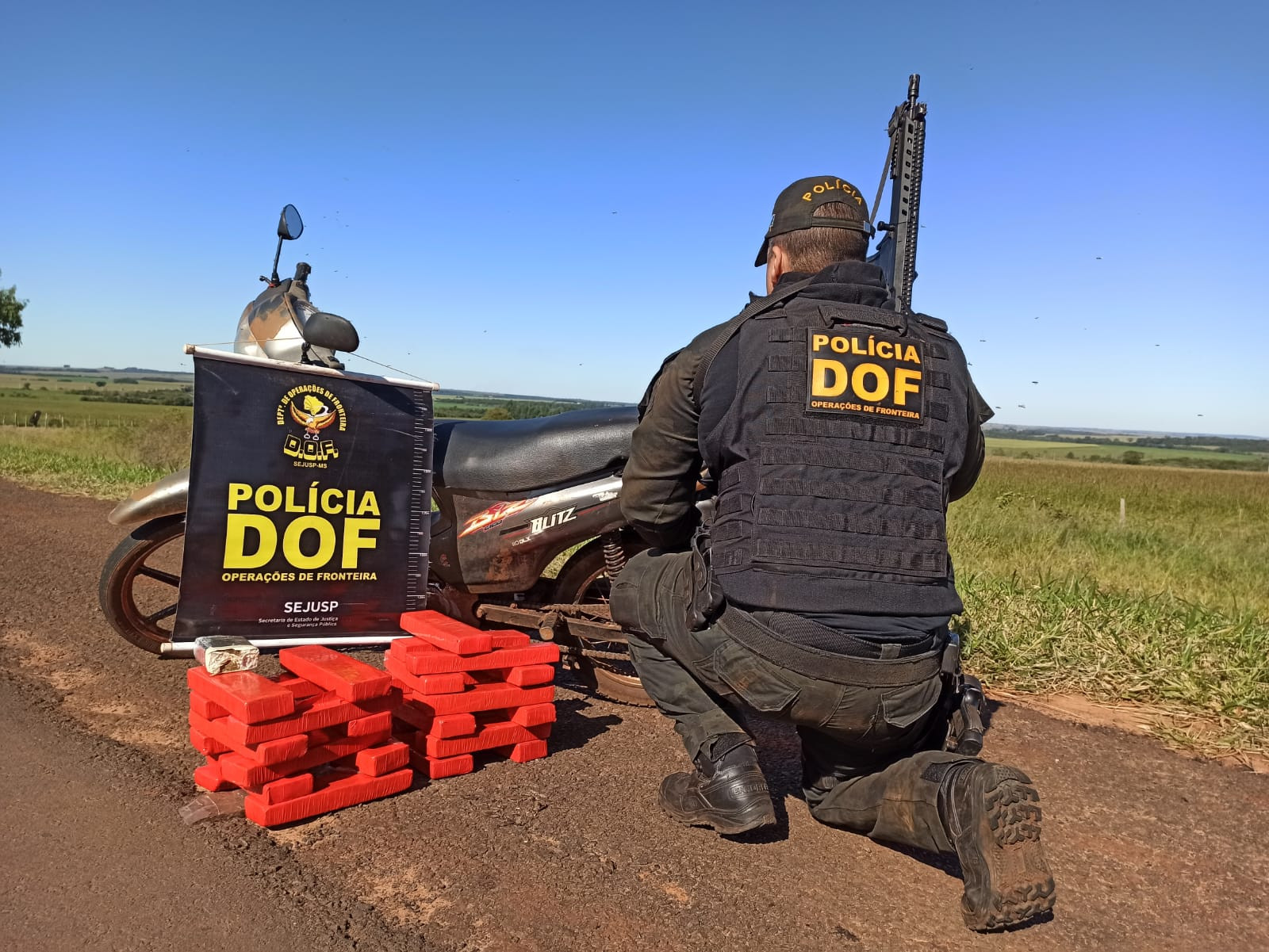 DOF prende um homem e apreende um menor de idade com droga em moto na MS-289 em Amambai
